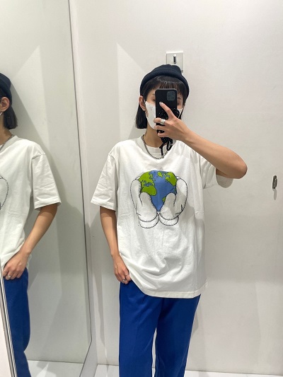 UNIQLO x KAWS手捧地球短T